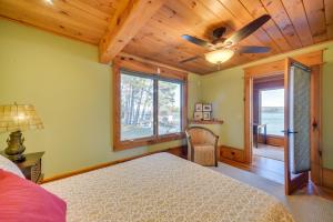 - une chambre avec un lit et un ventilateur de plafond dans l'établissement Luxurious Lakefront Paradise in Scottsboro with Dock, à Scottsboro