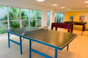 Habitación con mesa de ping pong y piano en Apt à Beira-Mar Cabo Branco c ótima área de lazer, en João Pessoa