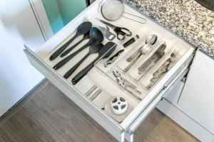 a drawer filled with silver utensils in a kitchen at Maravilhoso Studio no Brás com Piscina/Metrô Brás in São Paulo