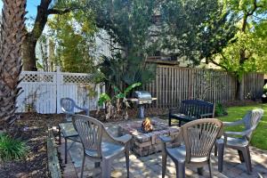 a group of chairs and a fire pit in a yard at HG Coastal in Demere Park
