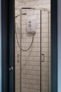een douche in een badkamer met witte tegels bij EDMONTON - 4 bedrooms, Sleeps 8, 3 bathroom Contractor Base in Londen