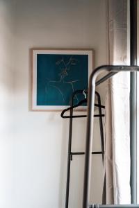 a chair in a room with a picture on the wall at EDMONTON - 4 bedrooms, Sleeps 8, 3 bathroom Contractor Base in London