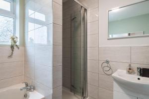 a bathroom with a shower and a sink at EDMONTON - 4 bedrooms, Sleeps 8, 3 bathroom Contractor Base in London +65 photos