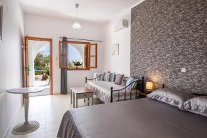 une chambre d'hôtel avec un lit et une table dans l'établissement Perama Hotel, Karpathos, à Amoopi