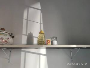 ein Regal mit Gegenständen in der Küche in der Unterkunft Apartamento Loft 03 Ponta Porã MS. in Ponta Porã