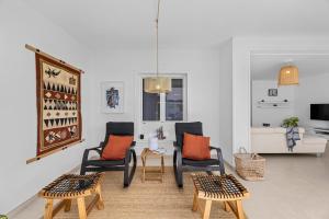 salon z 3 krzesłami i stołem w obiekcie VILLA GARA w mieście Playa Blanca