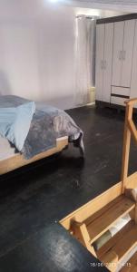 Zimmer mit einem Bett und einem Schrank in der Unterkunft Apartamento Loft 03 Ponta Porã MS. in Ponta Porã