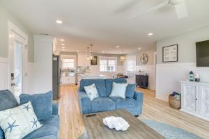 ein Wohnzimmer mit blauen Sofas und eine Küche in der Unterkunft Atlantic Beach Home with Deck and Grill Walk to Beach in Atlantic Beach