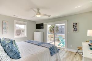 ein Schlafzimmer mit einem Bett und einem Balkon in der Unterkunft Atlantic Beach Home with Deck and Grill Walk to Beach in Atlantic Beach