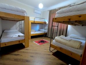 Tempat tidur susun dalam kamar di Left and Right Hostel