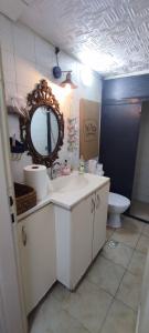 W łazience znajduje się umywalka, lustro i toaleta. w obiekcie Alsancak Konak seaside 50 mt walk Double room w mieście Konak