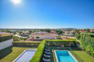 eine Luftansicht auf einen Garten mit einem Pool in der Unterkunft Luxurious 4-bedroom golf villa with private pool in Sintra