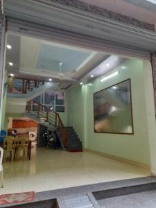 ein Wohnzimmer mit einer Treppe und einer Treppe in der Unterkunft Nguyên căn Homestay 4 phòng ngủ sát biển in Sầm Sơn