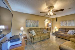 ein Wohnzimmer mit 2 Sofas und einem Deckenventilator in der Unterkunft Quiet Guntersville Cottage Near Lake Boat Parking in Guntersville