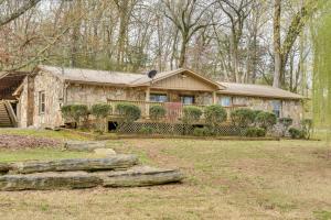 ein großes Haus mit einem großen Hof davor in der Unterkunft Quiet Guntersville Cottage Near Lake Boat Parking in Guntersville