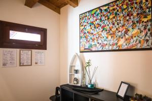 a room with a desk with a painting on the wall at La chiave di Jacopo in Valeggio sul Mincio