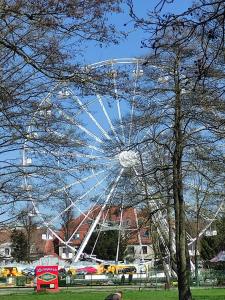 uma grande roda gigante branca num parque em centrumplażaGiżycko em Giżycko