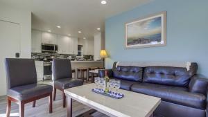 ein Wohnzimmer mit einem Sofa und einem Tisch mit Weingläsern in der Unterkunft B5021 South Mission Beach House in San Diego