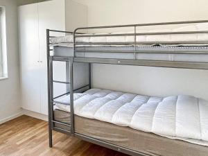 Zimmer mit Etagenbett und 2 Etagenbetten in der Unterkunft Holiday home SÖLVESBORG X in Sölvesborg