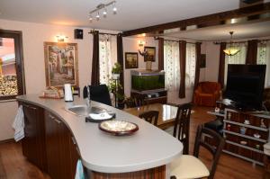 a kitchen and living room with a white counter top at Ilmar House in Cluj-Napoca