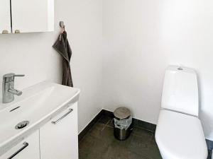 ein Badezimmer mit einem weißen Waschbecken und einem WC in der Unterkunft Holiday home SÖLVESBORG X in Sölvesborg