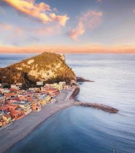 una vista aerea di una piccola isola nell'oceano di Agriturismo Caruggiu di via vecchia a Orco Feglino
