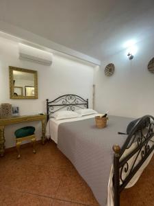A bed or beds in a room at O Mylos