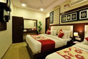 Postel nebo postele na pokoji v ubytování Hotel Nirmal Mahal - Paharganj - New Delhi