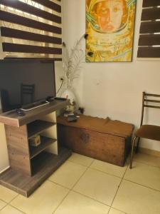 - un bureau et un lit dans une chambre avec un tableau dans l'établissement SUITE AMOBLADA CERCA DEL MALL DEL RIO, à Cuenca