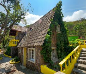 una casa con hiedra creciendo a su lado en Refugio Cariguana en El Valle de Antón