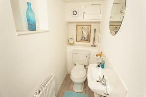 Un baño con un inodoro blanco y un lavabo. en Withymead Withypool, en Withypool 20 fotos más