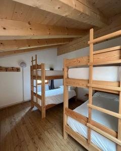 Двухъярусная кровать или двухъярусные кровати в номере Malga Bordolona