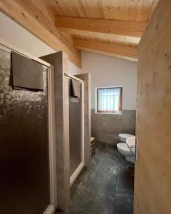 Koupelna v ubytování Malga Bordolona