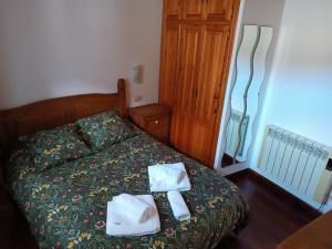 ein Schlafzimmer mit einem Bett mit Handtüchern darauf in der Unterkunft Mar Tu Apartamento en Llanes in Llanes