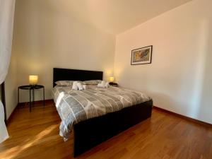ein Schlafzimmer mit einem Bett mit zwei Lampen in der Unterkunft Tenuta Kiwi dell’Etna in Milo