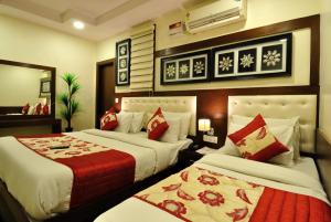 Postel nebo postele na pokoji v ubytování Hotel Nirmal Mahal - Paharganj - New Delhi