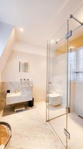 y baño con ducha, lavabo y aseo. en Superbe maison de standing-plein cœur de Deauville, en Deauville