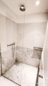 baño con ducha y puerta de cristal en Superbe maison de standing-plein cœur de Deauville, en Deauville