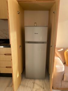 - un réfrigérateur dans une cuisine ouverte dans l'établissement Le Confort Proche de l'Aéroport, à Nouaceur