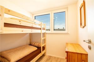 a small room with bunk beds and a window at Helle Wohnung mit Stellplatz in Hermeskeil