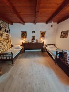 2 Betten in einem großen Zimmer mit Holzdecken in der Unterkunft Varljivo leto, Fruska gora in Čortanovci