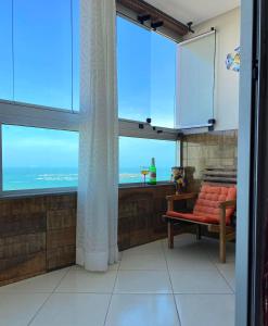 un salon avec vue sur l'océan dans l'établissement Beachfront apartment, à Vila Velha