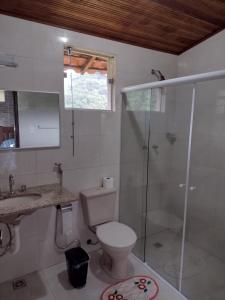 W łazience znajduje się toaleta, prysznic i umywalka. w obiekcie Chalés Recanto das Flores w mieście Bueno Brandão