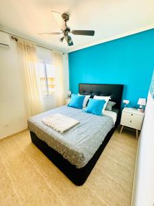 En eller flere senge i et værelse på Apartamento Turquesa La Manga + 9 billeder