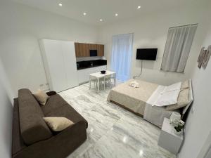 een woonkamer met een bank en een bed bij Lily Suite 10 in Palermo