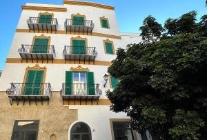 een gebouw met balkons aan de zijkant bij Lily Suite 10 in Palermo