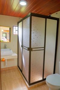 een badkamer met een douche, een toilet en een wastafel bij Cómoda Casa de campo con excelente ubicación in Sogamoso