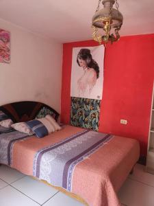 Hostel Viajeros Arequipa في أريكيبا: غرفة نوم بسريرين ولوحة على الحائط