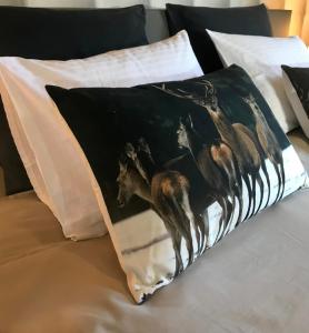 a blanket with a painting of a horse on a bed at B&B au 27 in Stavelot