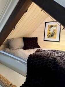 Zimmer mit einem Bett im Dachgeschoss in der Unterkunft Urban loftleilighet in Trondheim